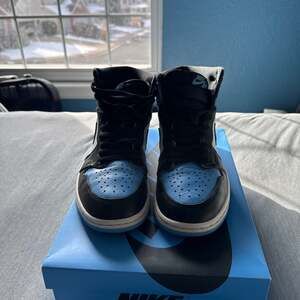 Air Jordan 1 Retro High OG UNC Toe University Blue